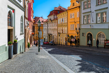 Obraz premium Old narrow streer in Lesser Town (Mala Strana) in Prague, Czech Republic. Cozy cityscape of Prague.