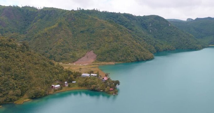 Orillas de Laguna Brava o Yolnajab'. Se encuentra a 1142 metros sobre el nivel del mar, tiene 3,8 km&sup2; de superficie; una de las lagunas ex&oacute;ticas en Nent&oacute;n, Huehuetenango, Guatemala!