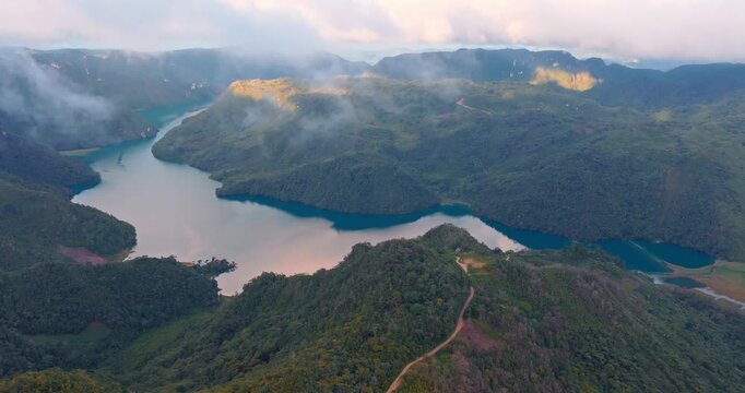 Laguna Brava o Yolnajab'. Se encuentra a 1142 metros sobre el nivel del mar, tiene 3,8 km&sup2; de superficie; una de las lagunas ex&oacute;ticas en Nent&oacute;n, Huehuetenango, Guatemala