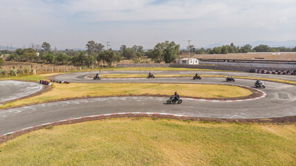 Motociclistas haciendo pruebas de manejo en pista de karting.