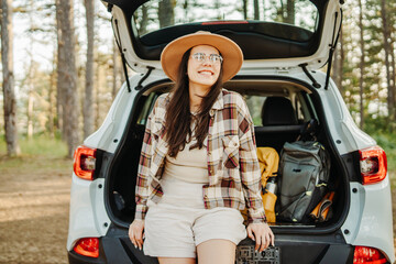 Naklejka premium Woman enjoying car road trip in nature setting
