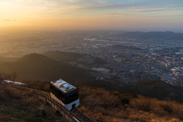 Fototapeta premium 日本の都市風景 福岡県北九州市 夕暮れの皿倉山展望台