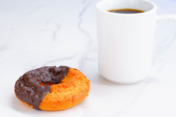 ドーナツとコーヒー - チョコレートでコーティングされたオールドファッションドーナツとコーヒー
