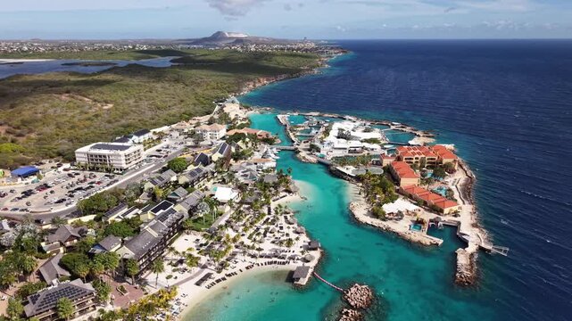 Video 4K 60FPS Cinematogr&aacute;fico: Vuelo sobre Mambo Beach, Curazao y complejo tur&iacute;stico.
