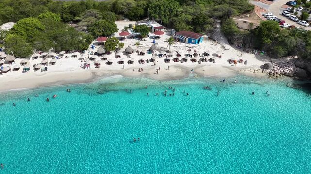 Video 4K 60FPS: Vuelo cinematogr&aacute;fico sobre la Bah&iacute;a Grote Knip y acantilados de Curazao.