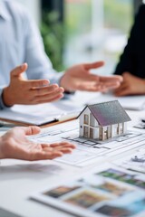 マイホーム購入の相談シーン ― 未来の暮らしを描くテーブルミーティング