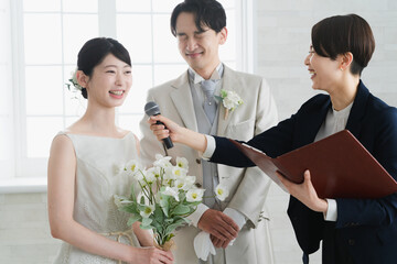 新郎新婦と披露宴の司会　ウエディングイメージ