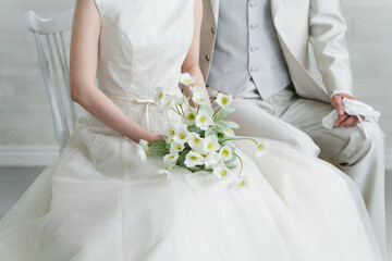 ドレス姿の新婦とタキシード姿の新郎　ウエディングイメージ