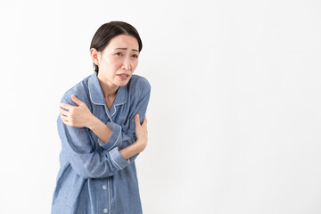 パジャマを着ている女性　ライフスタイルイメージ