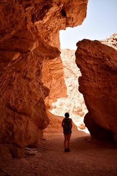 Mujer joven haciendo senderismo en el ca&ntilde;&oacute;n Garganta del Diablo, San Pedro de Atacama en el norte de Chile.
