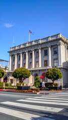 Obraz premium Historic Building with Columns and Flag in San Francisco.