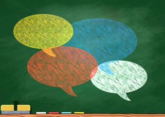 手描き風のカラフルな吹き出しと黒板背景のコミュニケーションイラスト