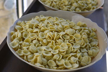 vassoi con orecchiette fresche pugliesi