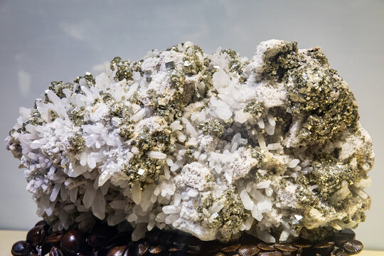 Specimen of twinned quartz crystal and pyrite in paragenesis at the geological museum