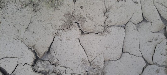 old cracked concrete wall