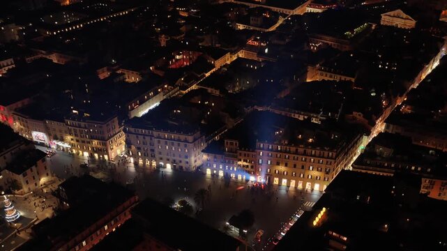 Natale 2025, vista aerea panoramica di piazza di Spagna a Roma gremita di persone. 
I festeggiamenti del Natale in piazza, con l'albero e le decorazioni natalizie del centro della citt&agrave;