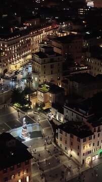 Natale 2025, vista aerea panoramica di piazza di Spagna a Roma gremita di persone. 
I festeggiamenti del Natale in piazza, con l'albero e le decorazioni natalizie del centro della citt&agrave;