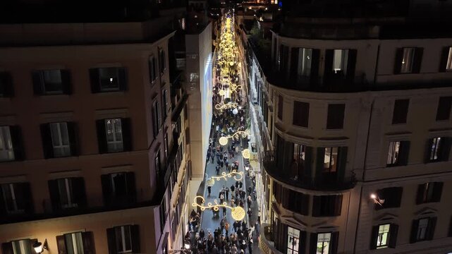 Natale 2025. Via dei Condotti, la strada dello shopping nel centro di Roma, Italia.
Le luci di Natale illuminano la via principale. Sullo sfondo Piazza di Spagna e la scalinata di Trinit&agrave; dei Monti.