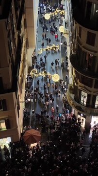 Natale 2025. Via dei Condotti, la strada dello shopping nel centro di Roma, Italia.
Le luci di Natale illuminano la via principale. Sullo sfondo Piazza di Spagna e la scalinata di Trinit&agrave; dei Monti.