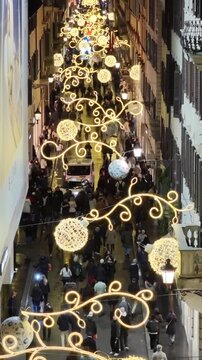 Natale 2025. Via dei Condotti, la strada dello shopping nel centro di Roma, Italia.
Le luci di Natale illuminano la via principale. Sullo sfondo Piazza di Spagna e la scalinata di Trinit&agrave; dei Monti.