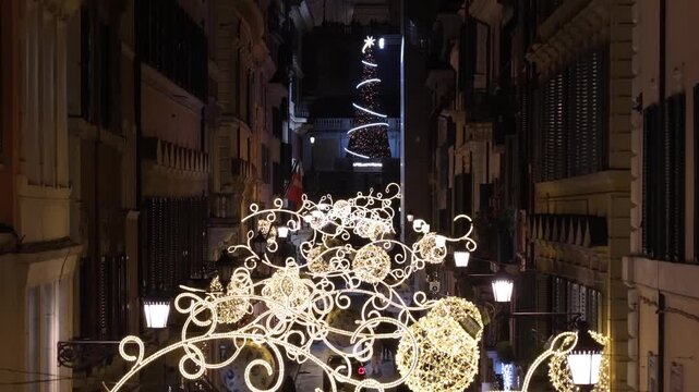 Natale 2025. Via dei Condotti, la strada dello shopping nel centro di Roma, Italia.
Le luci di Natale illuminano la via principale. Sullo sfondo Piazza di Spagna e la scalinata di Trinit&agrave; dei Monti.