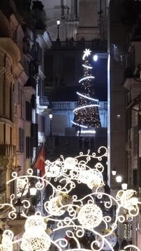 Natale 2025. Via dei Condotti, la strada dello shopping nel centro di Roma, Italia.
Le luci di Natale illuminano la via principale. Sullo sfondo Piazza di Spagna e la scalinata di Trinit&agrave; dei Monti.