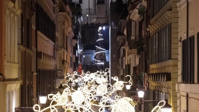 Natale 2025. Via dei Condotti, la strada dello shopping nel centro di Roma, Italia.
Le luci di Natale illuminano la via principale. Sullo sfondo Piazza di Spagna e la scalinata di Trinit&agrave; dei Monti.