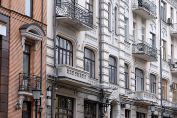 Obraz premium Classic architecture showcases charming balconies in a vibrant city