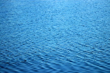 海面を吹き抜ける寒風が引き起こすクールなさざ波波紋テクスチャー（レタッチ＆青色彩加工画像）