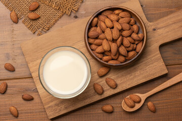 グラスに入ったアーモンドミルクの俯瞰