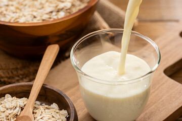 オーツミルクを注ぎ入れる燕麦の植物性飲料