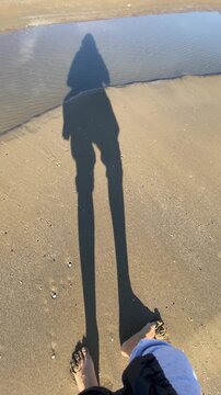 Persona che cammina sulla sabbia