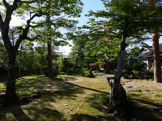 観光名所高山の陣屋の古い建物と庭園の風景