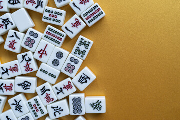 Fototapeta na wymiar 金色背景に並ぶマージャン牌 