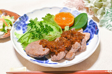 豚ヒレ肉のソテー　ジャポネソース添え