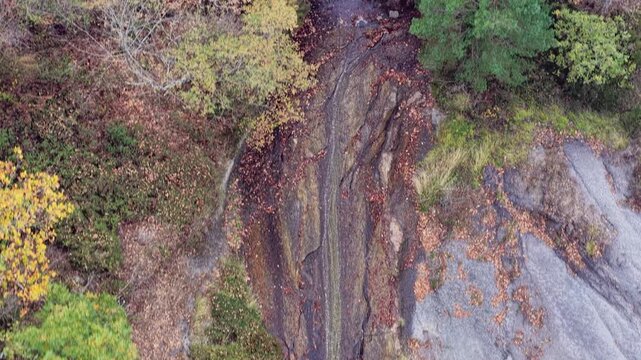 Lugares &iacute;ntimos de &Aacute;lava, accidente geogr&aacute;fico, cascada en medio del bosque