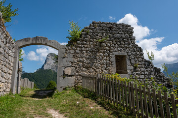 Ruine du Ch&acirc;teau de Montbel (Saint-Pierre d'Entremont, Is&egrave;re, France)