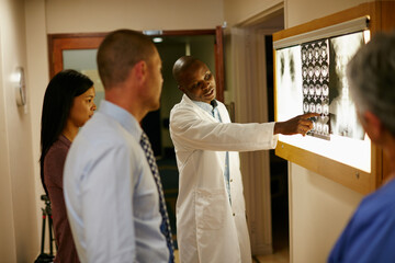 Obraz premium Healthcare, medical team and xray in hospital for discussion, consulting and planning. Doctor, communication and professional with people for radiology, spine issue or MRI for diagnosis in clinic