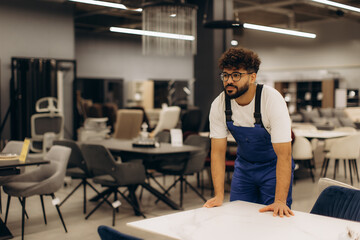 Obraz premium Furniture store worker arranging new table display