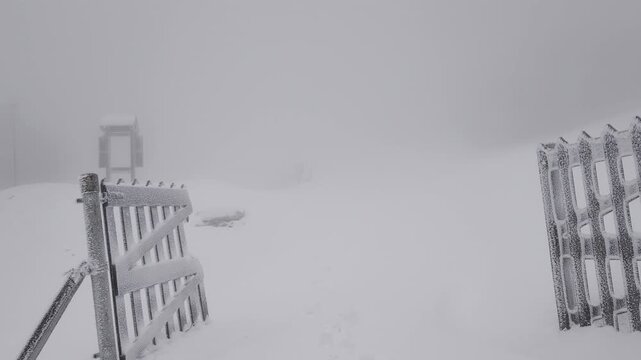 Trekking nella bufera di neve verso il rifugio