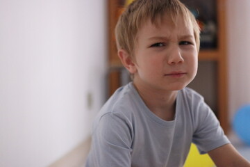 Obraz premium Young boy showing skeptical and questioning expression