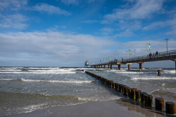 Seebr&uuml;cke mit Buhnen in Zingst.