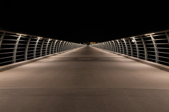 Neue Seebr&uuml;cke in Prerow bei Nacht.
