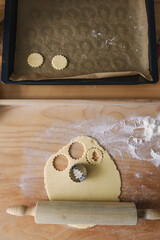 Draufsicht auf einen rohen ausgerollten Keks Teig. Selbstgemacht, backen, Weihnachten.