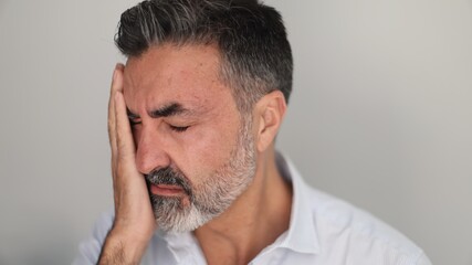 Obraz premium Middle aged man experiencing headache pain and stress