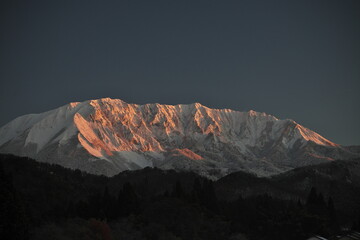 朝陽に照らされる鳥取県の冬の伯耆大山南壁