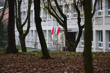 Flaga polski na szkole 