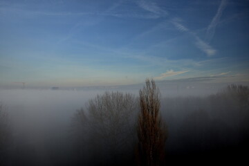 Mgła nad miastem w tle wzniesienia 