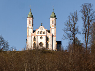 die Kreuzkirche steht in Bad T&ouml;lz, Oberbayern auf dem Kalvarienberg 