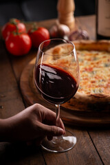 alimento, refeição, vinho, restaurante, queijo, prato, branco, massa, mesa, delicioso, culinária, verde, saudável, tomate , pizza , pizzas varios sabores , 4 queijo, cebola, azeitonas pretas, azeite ,